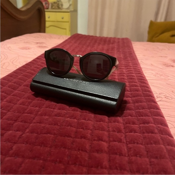 Burberry Sunglasses plaid with case - Picture 3 of 12